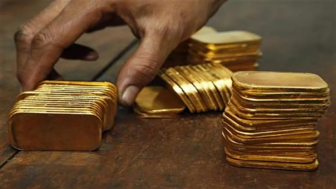 أسعار الذهب تستمر في التراجع والفضة تخسر أكثر من 4%